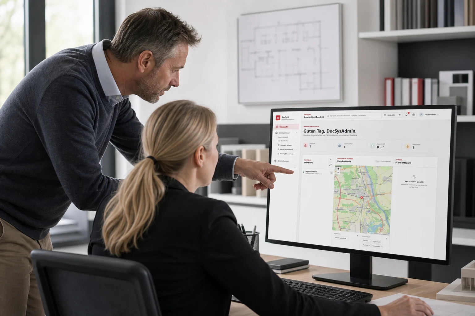 Zwei Fachleute prüfen das Immobilienportfolio gemeinsam in DocSys